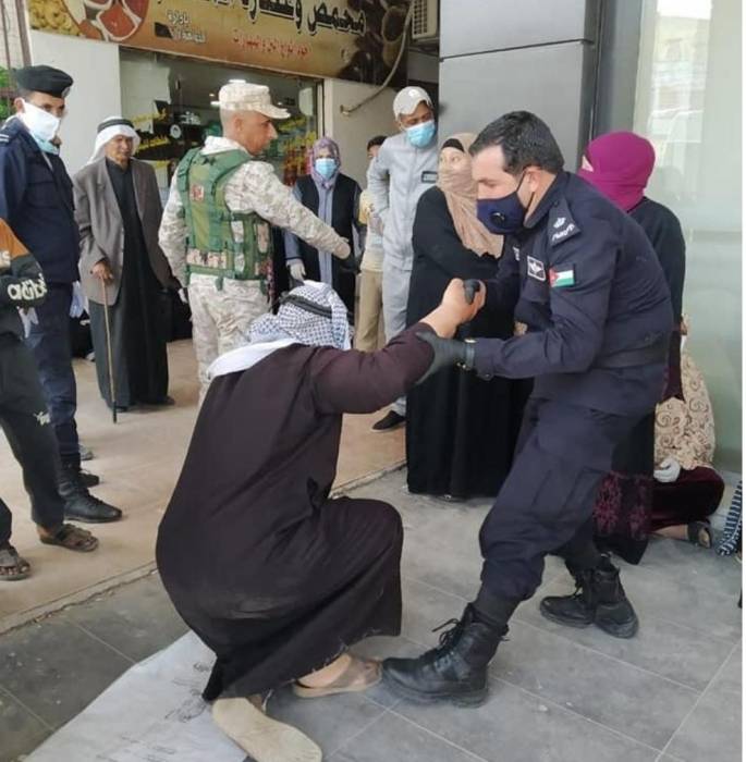 الرائد السليحات يسجل لفتة إنسانية تجاه كبار العمر