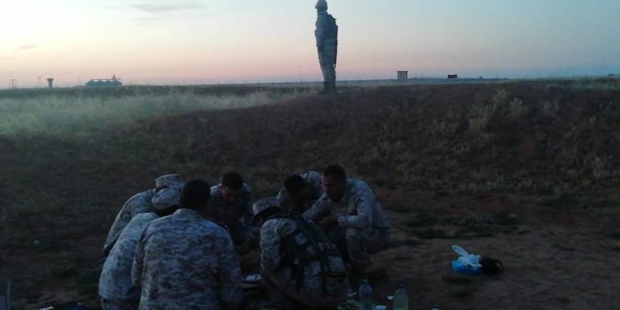 بالصور ....قوات حرس الحدود يتناولون الافطار