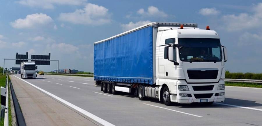 القبض على سائق شاحنة اغلق الطريق الصحراوي.