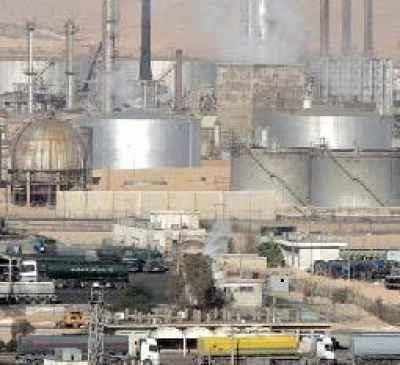 محتجون يغلقون شارع المصفاة بالزرقاء احتجاجاً على اعتقال أحد الأشخاص