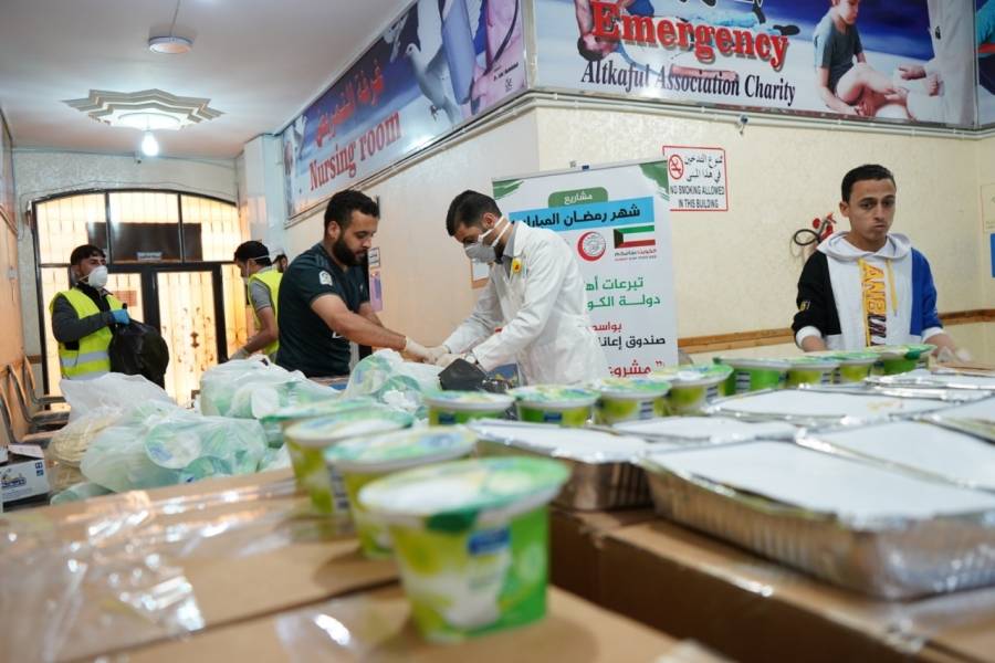 جمعيه رعايه المرضى الكويتيين توزع وجبات افطار على اللاجئين في الرمثا