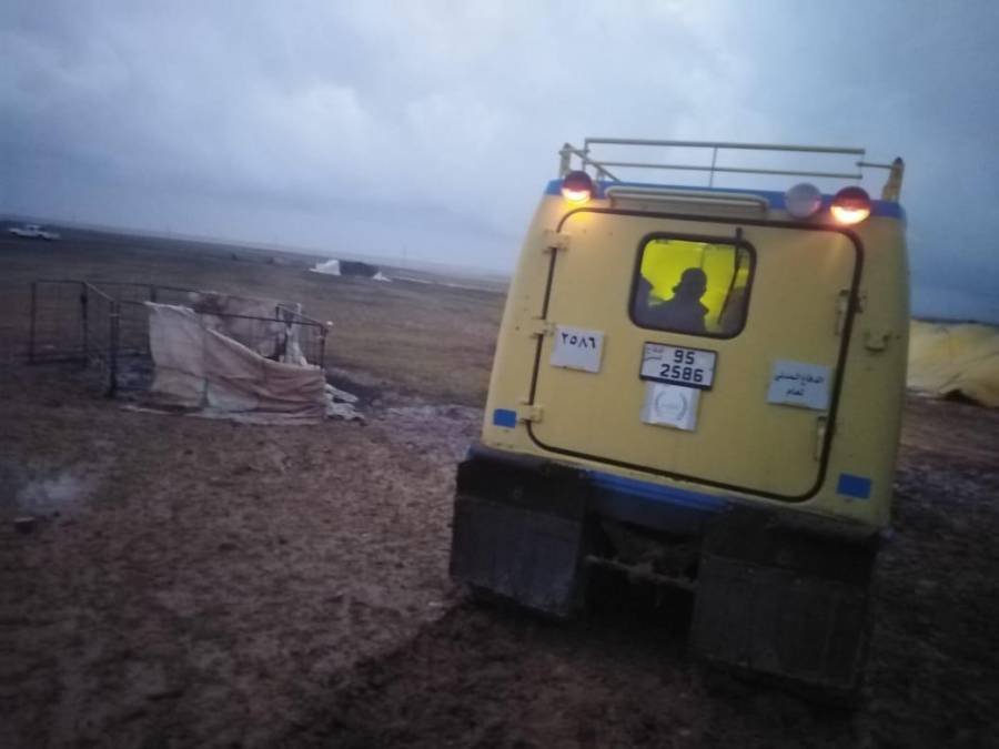 كوادر الدفاع المدني تقطع ٤ كم من السيول والوحل بمركبات خاصة لانقاذ ثمانية اشخاص داهمتهم السيول في محافظة معان .... فيديو