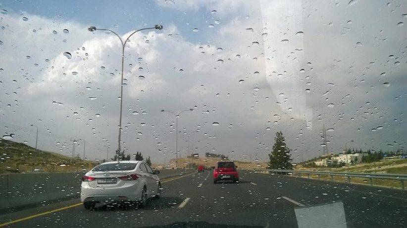 انخفاض على درجات الحرارة وزخات مطرية متفرقة اليوم