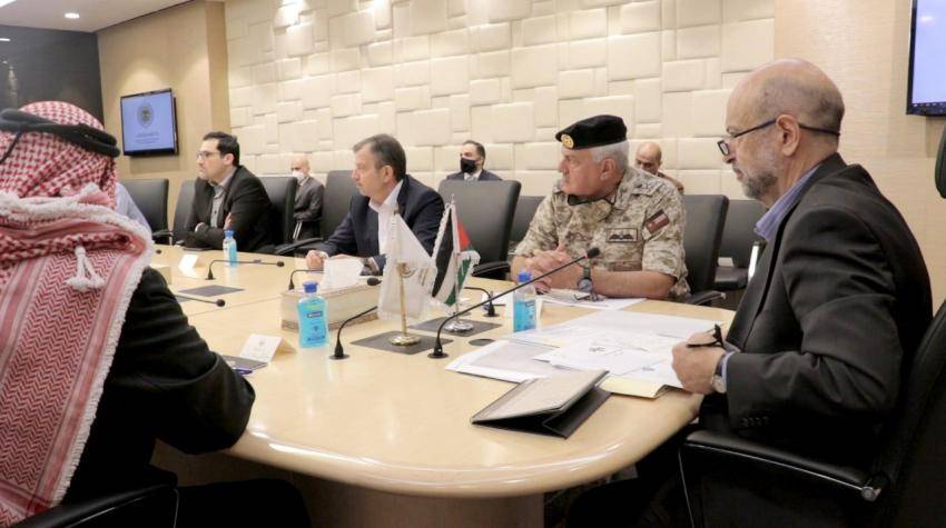 الرزاز يجتمع بمدراء الأجهزة الأمنية ووزراء لبحث آخر مستجدات كورونا...صور