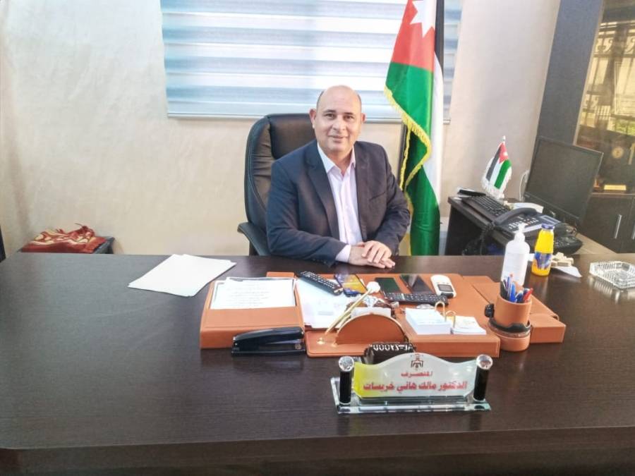 متصرف هاشمية الزرقاء يعيد ٨١ موظفاً لعملهم بعد انهاء عقودهم