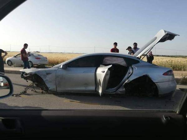 حادث التسلا يفتح ملف الاستهتار باستخدام السيارات الحكومية