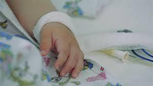 سقوط طفل من منزل ذويه بالهاشمي الشمالي .. وحالته متوسطة