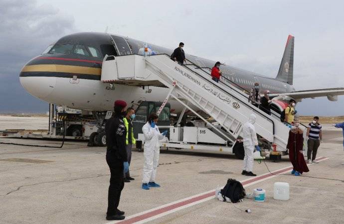 القوات المسلحة: وصول عشر رحلات على متنها 1976 مسافرا