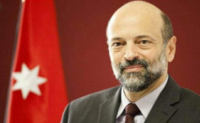 رئيس الوزراء يطلب رفع العلم الأردني على جميع المؤسسات احتفاء بعيد الاستقلال