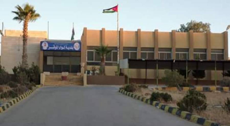 اهالي  الموقر يشكون انتشار البعوض والنموس والحشرات الضارة المؤثرة سلباً على حياتهم اليومية ..فيديو