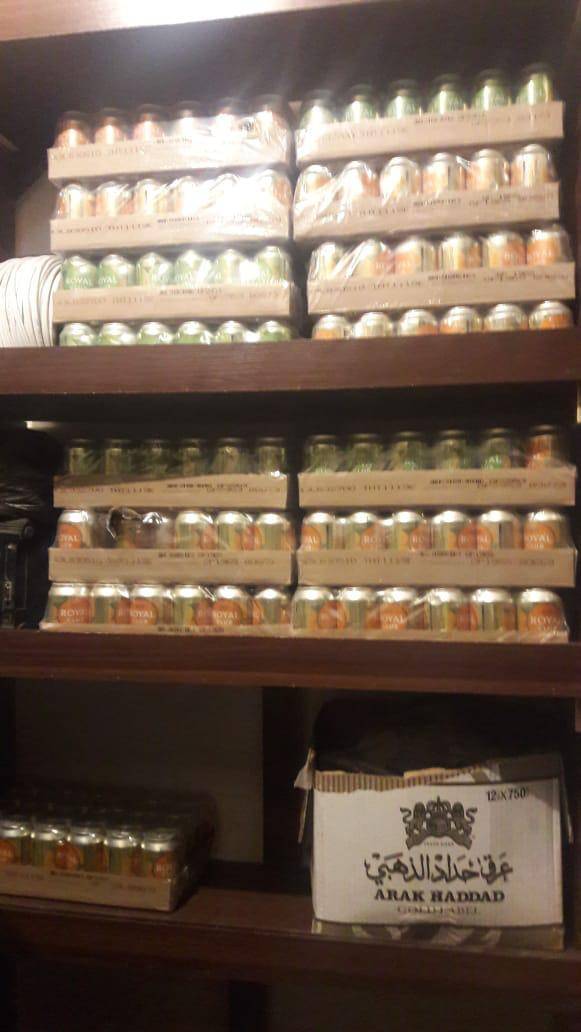 ضبط شخصين قاما ببيع وتخزين كميات كبيرة من المشروبات الروحية في احد المنازل في منطقة الاشرفية في العاصمة .