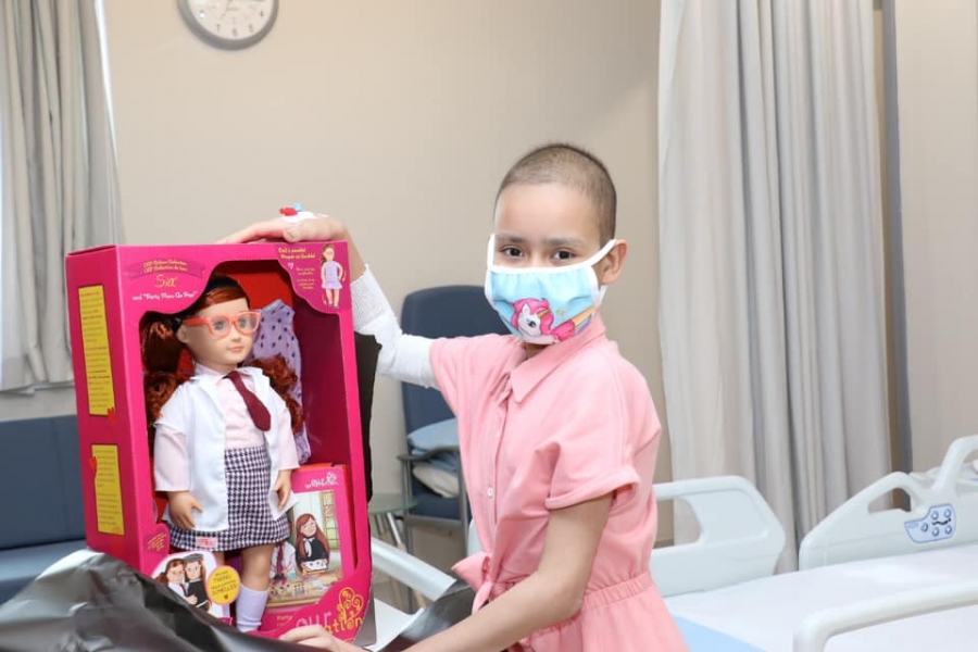 الملك والملكة يقدمان الهدايا لأطفال مركز الحسين للسرطان بمناسبة العيد