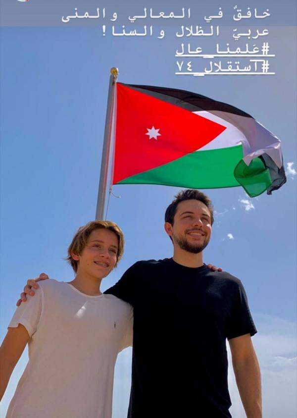 ولي العهد يشارك الأردنيين برفع العلم في عيد الاستقلال