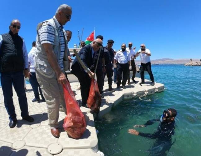 الهيئة البحرية تطلق حملة لتنظيف شواطىء العقبة تحت إجراءات صحية مشددة...صور