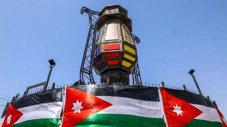 بلدية سحاب تحتفل بعيد الاستقلال 74 برفع علماً بطول 105 امتار