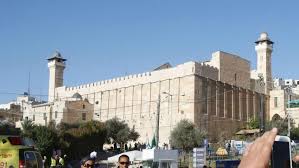 Israeli forces ban prayers at Ibrahimi Mosque