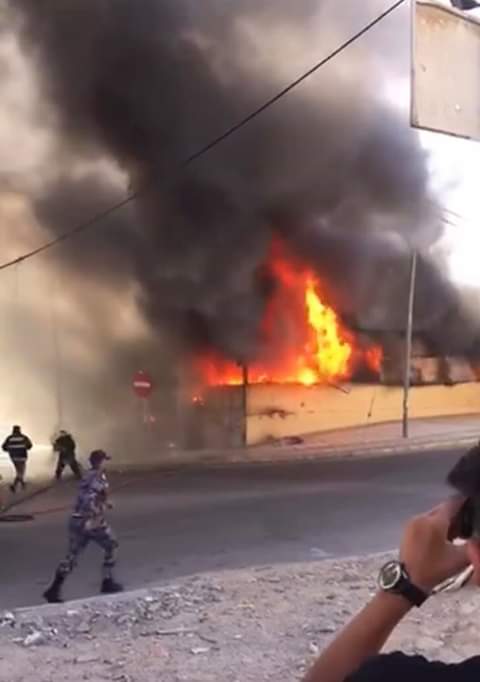 عاجل.. حريق كبير في سوق  الرواق الشعبي بالعقبة.. صور