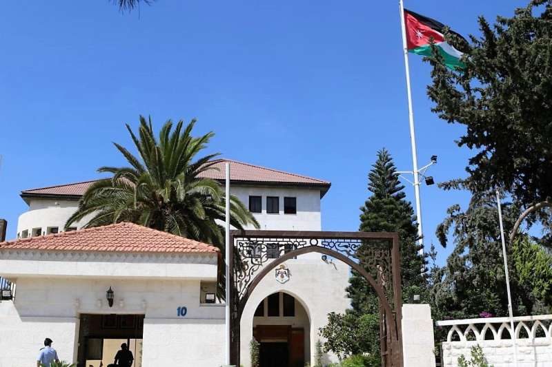 دراسة إحالة موظفين ممن بلغت خدماتهم (۲۸) سنة فأكثر إلى التقاعد