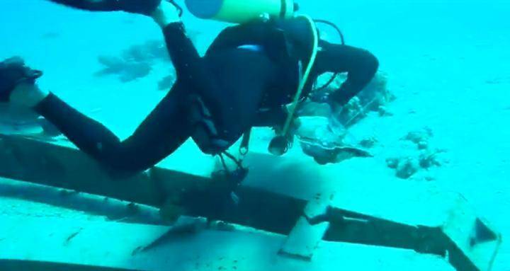 غطاسو الدفاع المدني ينفذون حملة نظافة لأعماق البحر الأحمر في خليج العقبة.