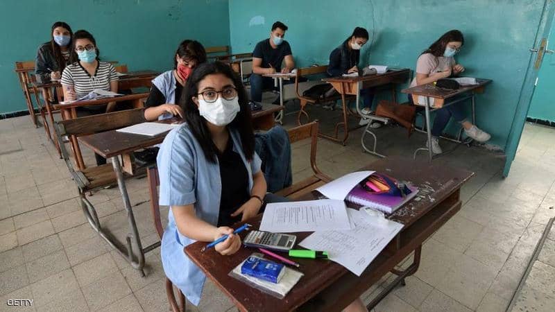 التربية تشترط على طلبة التوجيهي ارتداء الكمامات والقفازات