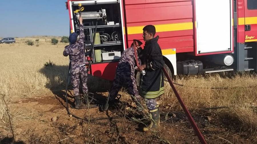 الزرقاء :إخماد حريق أعشاب جافة صور