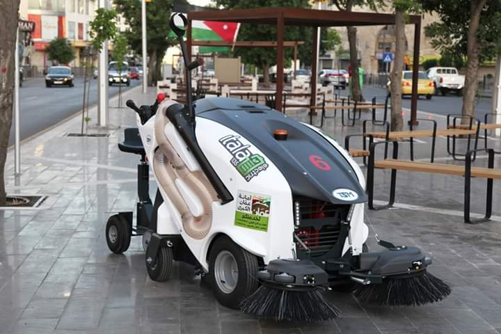 أمانة عمان تدشن كانسات الأرصفة.