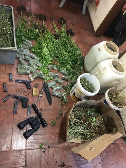 مداهمة أمنية تسفر عن إلقاء القبض على مطلوب خطير و تضبط بحوزته أسحلة نارية و مواد مخدرة