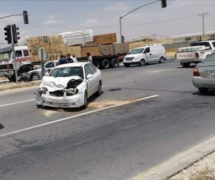 اصابة شخصين بحادث تصادم  بالقرب من اشارة الحمراء باتجاه المفرق