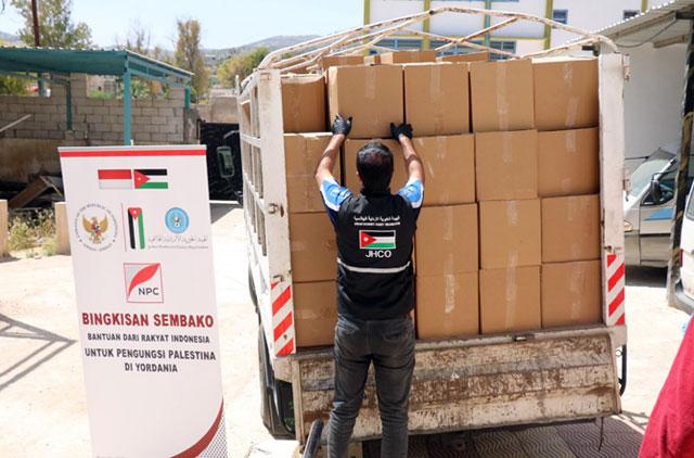 Indonesian organisations fund JHCO project distributing food parcels to Palestinian refugees