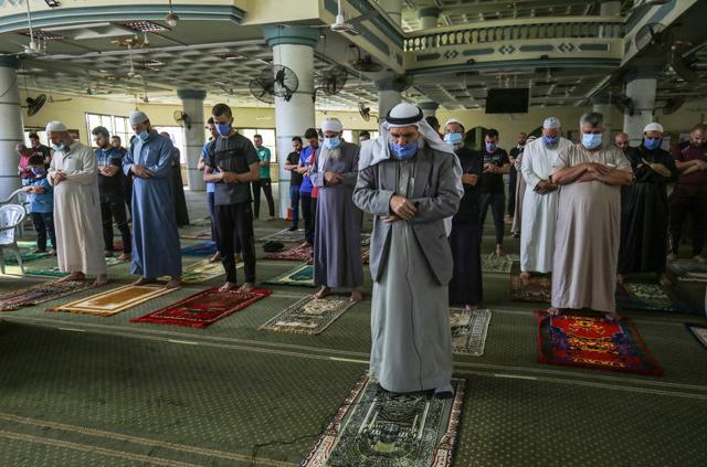 Joy in Gaza as mosques reopen after pandemic closure
