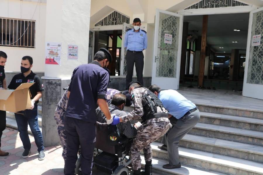 مديرية الامن العام تنفذ خطتها الأمنية المجتمعية خدمةً لمصلي الجمعة ...صور