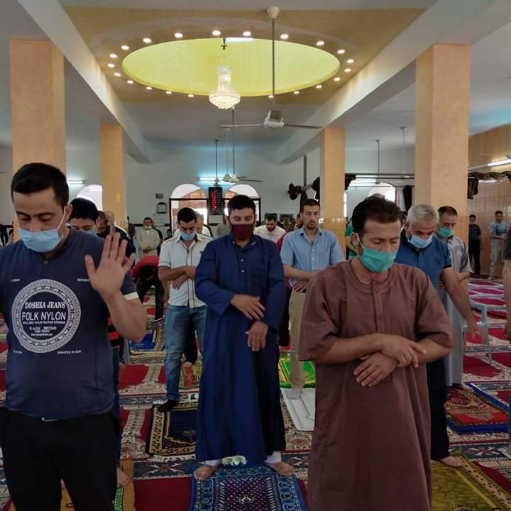 بالصور...  إشراف مباشر من أمام مسجد حمزة بن عبد المطلب الشيخ محمد  الحوري بتوزيع القفازات والكمامات على جموع المصلين