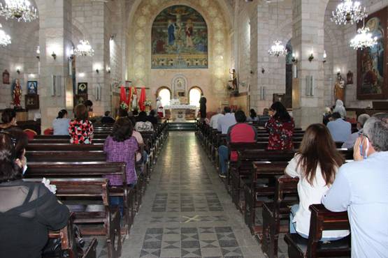 الامن ينظم وصول المسيحيين للكنائس  صور