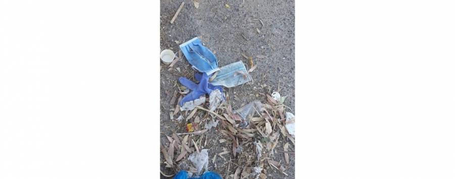 مطالب بتوعية المواطنين بخطورة إلقاء الكمامات والكفوف المستعملة في غير الأماكن المخصصة لها