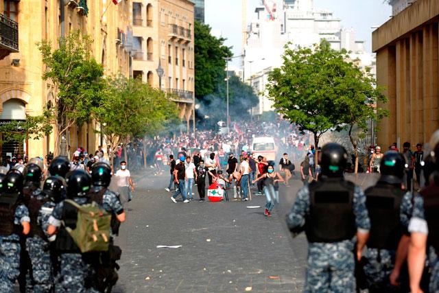 Hundreds of antigovernment protesters flood Beirut afresh