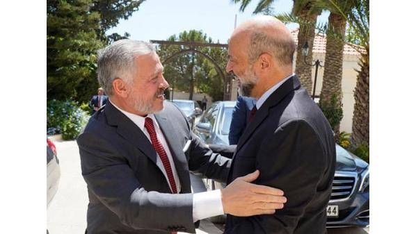 الرزاز للملك: سنخرج بقيادتكم من هذه المواجهة أقوى