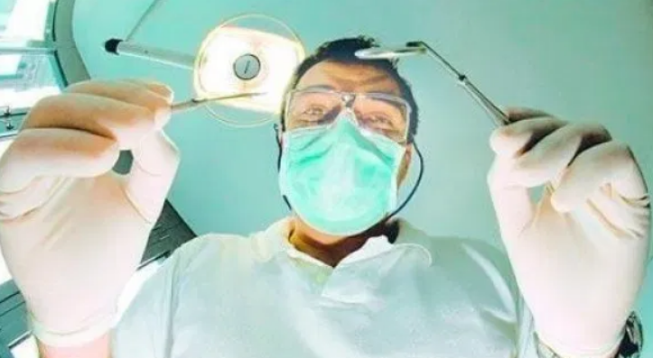 نقيب أطباء الأسنان: الطبيب المصاب بكورونا يتماثل للشفاء