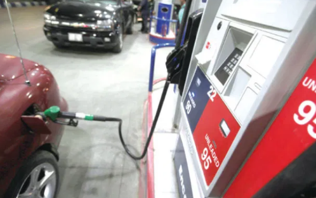 جدل حول استفادة الحكومة من تراجع أسعار النفط .. وخبراء اقتصاديون يجيبون