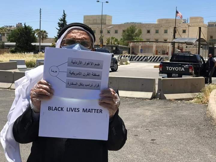 نائب أردني يعتصم وحيدا أمام السفارة الأمريكية