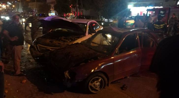 4 اصابات بتصادم 5 مركبات في عمان