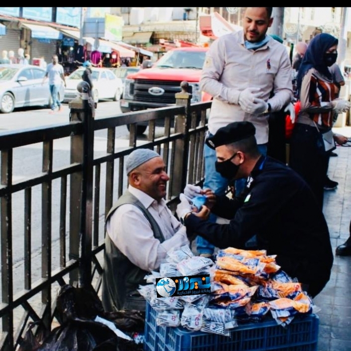 ضابط أمن عام يساعد  رجل مسن وضرير
