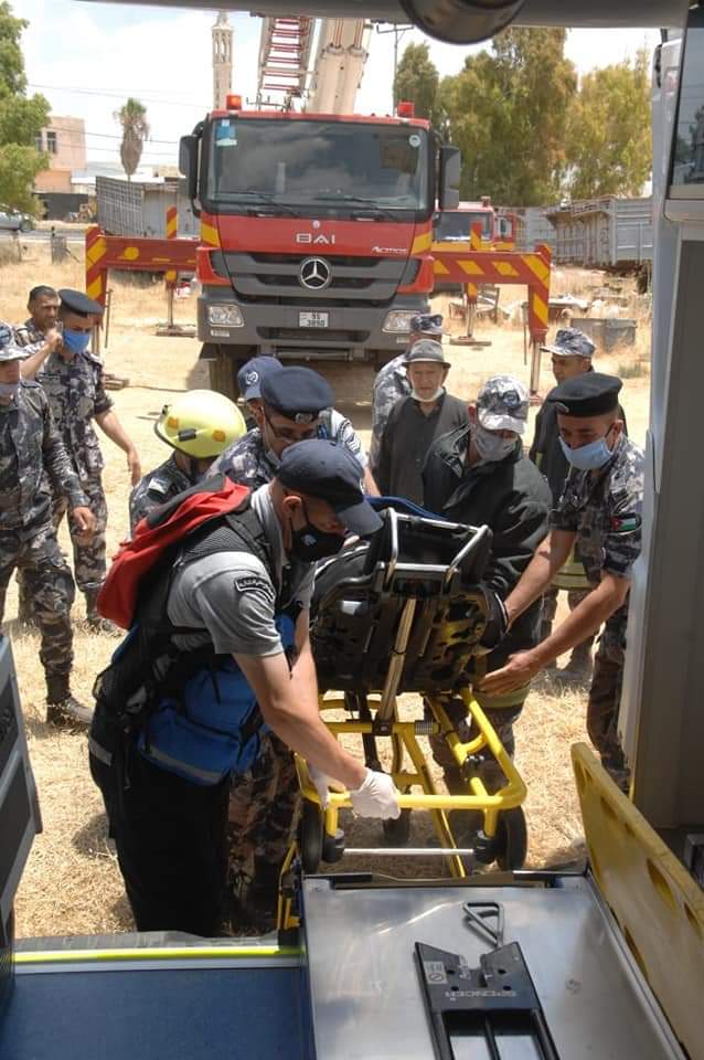 الدفاع المدني يقدم كافة الإمكانات المتاحة لنقل سيدة مريضة إلى المستشفى بمحافظة إربد