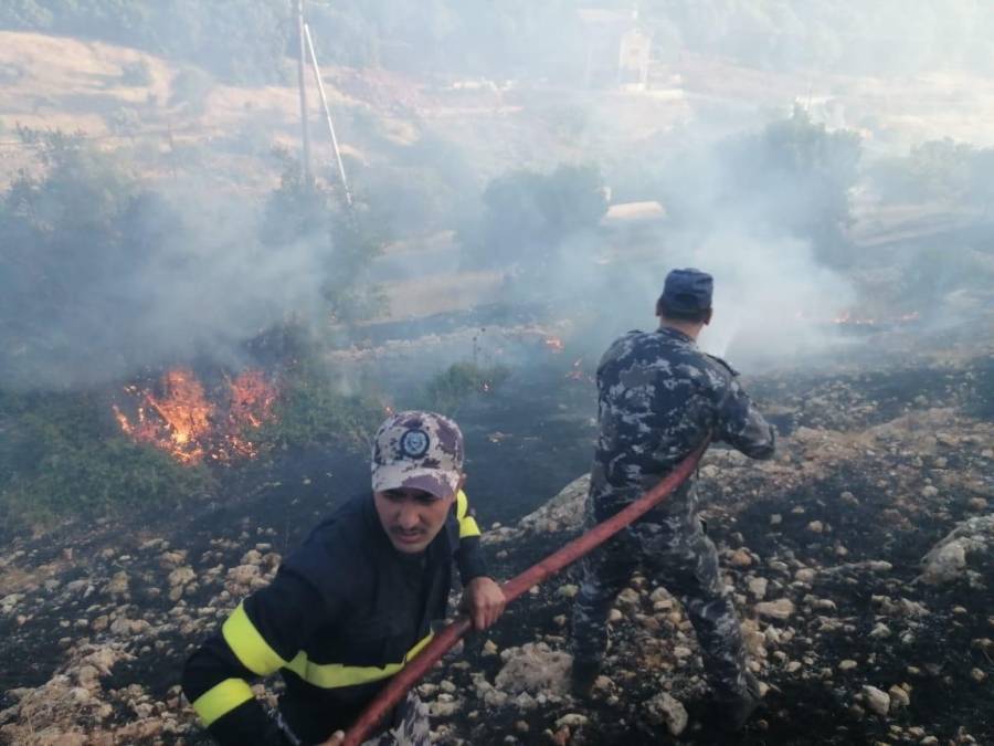كوادر الإطفاء في مديرية البلقاء تخمد حريق على مساحات واسعة...صور