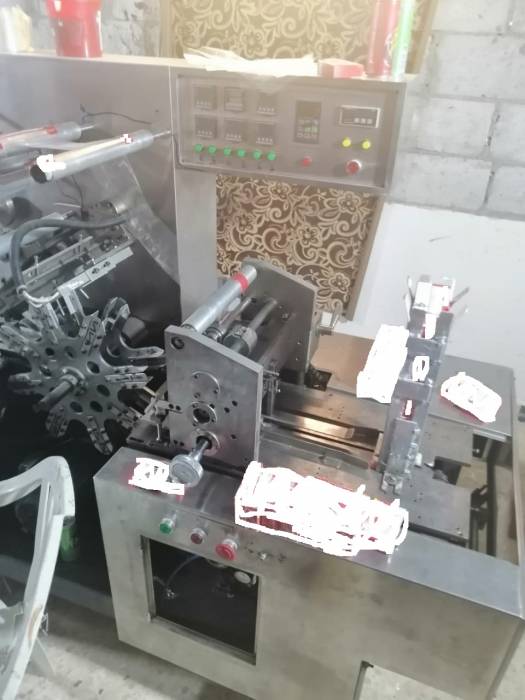 ضبط خط تعبئة وتغليف وتزوير لمادة المعسل بمنزل في إربد(صور)