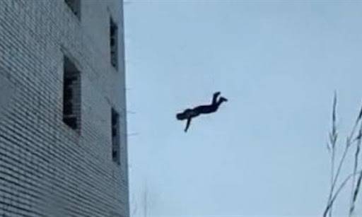 سقوط فتى من الطابق الثاني في الزرقاء