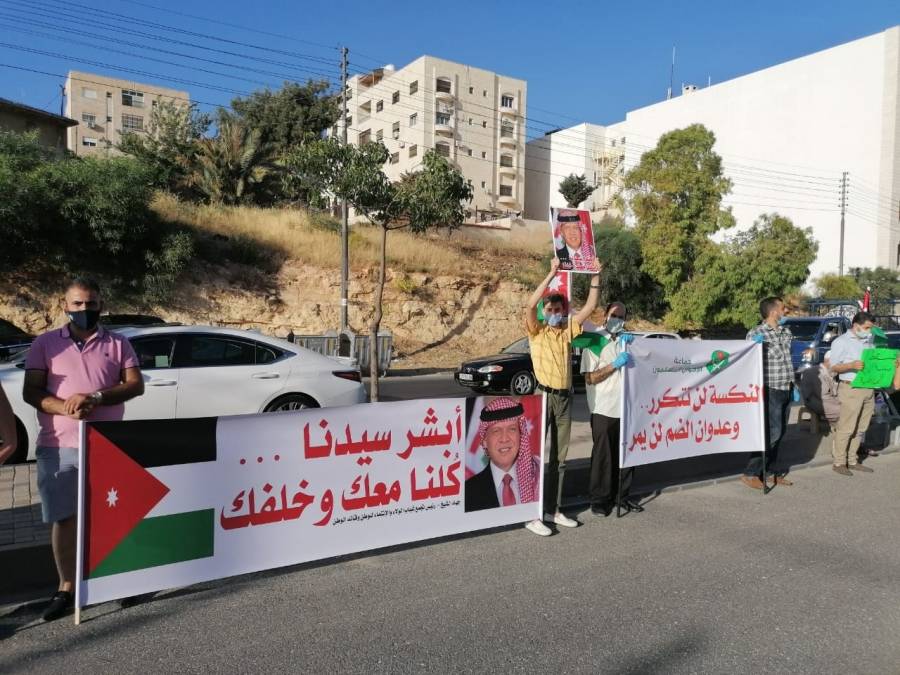 سلسلة بشرية في شارع الجامعة رفضا لضم غور الاردن (صور)