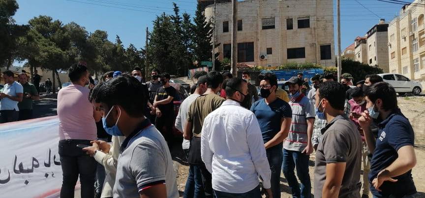 طلبة دبلوم يحتجون أمام وزارة التعليم العالي