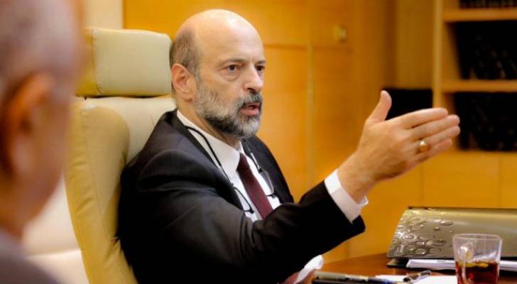 الرزاز يلتقي مجموعة من طلبة الجامعة الأردنية بعد استجابته لمطلبهم بتأجيل حفلات التخرج