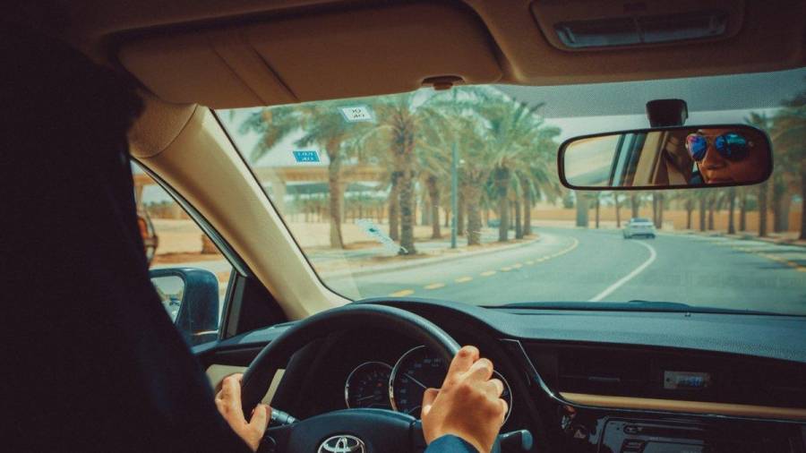 ملاحقة التطبيقات الذكية العاملة بالنقل غير المرخصة