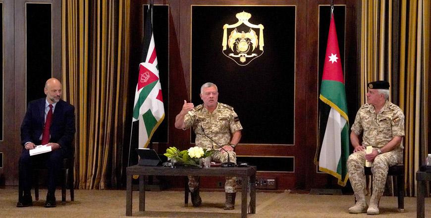 King meets military retirees, reaffirms Jordan’s unwavering position on Palestinian cause